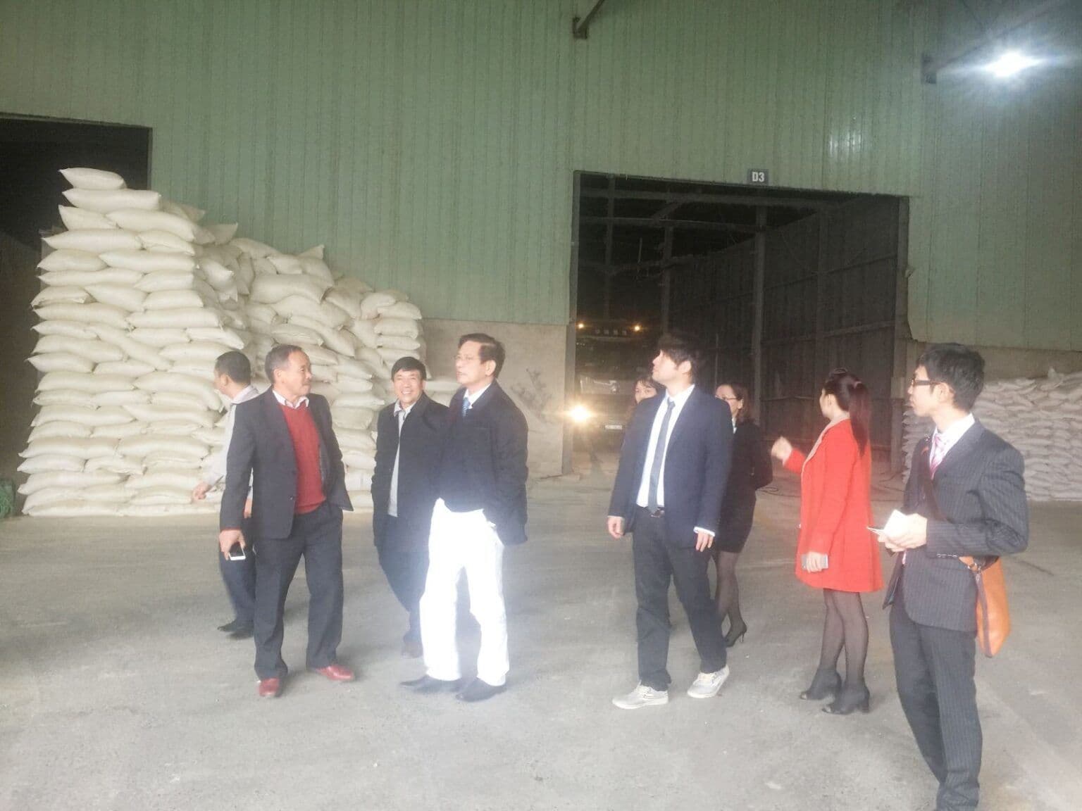 Ông Hà Văn An dẫn đoàn Nhật Bản đi thăm quan xưởng